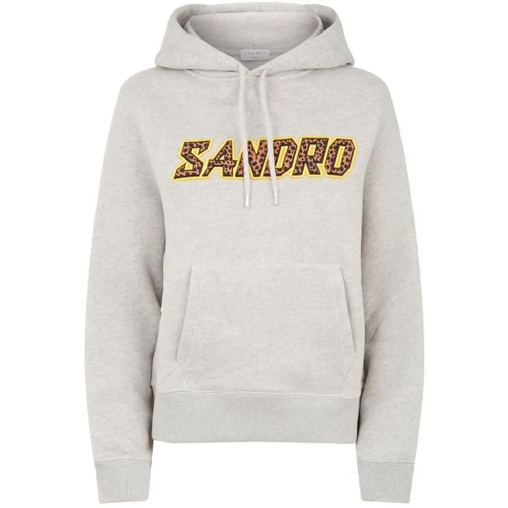 Säljer denna sjukt coola Sandro Paris hoodie! På bilden är hoodie med snören på men har tagit bort smörerna så de medföljer inte! Skriv vid intresse eller vid frågor❤️. Hoodies.