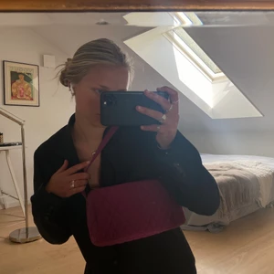 BRADLEY VÄSKA - ascool väska från Vera Bradley, köpt i USA för 80$. Perfekt att liva upp en tråkig outfit med 💜