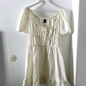Jättesöt vit milkmaid klänning från Urban Outfitters. Den är precis köpt och provad 1 gång, lappen är fortfarande på. Anledning till varför jag säljer är att den är köpt online och är väldigt svår/dyr att returnera. Nypris är 550. Skriv om du är intresserad 🤩
