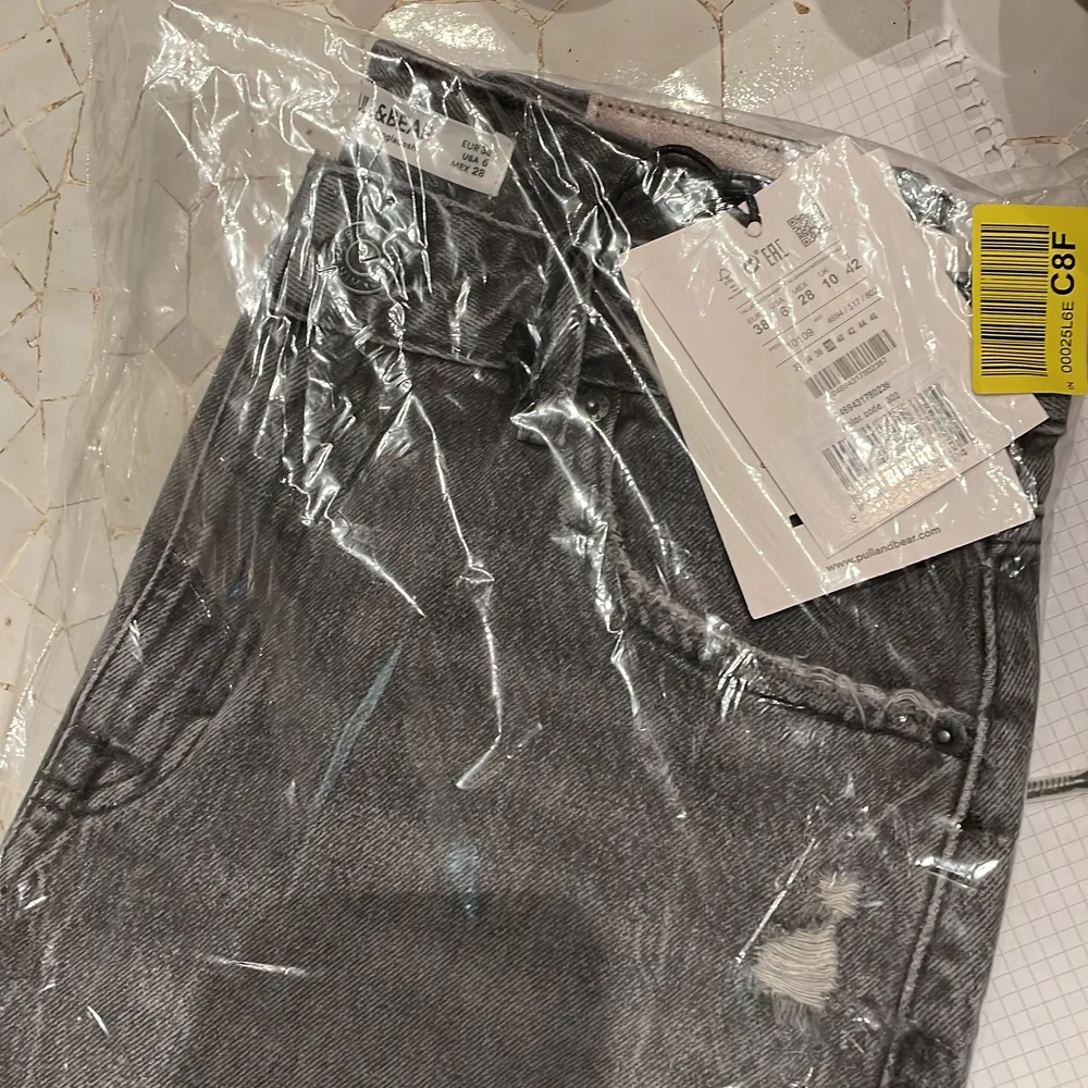 Säljer dessa helt nya jeansshorts från Pull&Bear då jag inte kan returnera dom (beställde två storlekar). Sitter exakt som på modellen och väldigt fina! 🤍. Shorts.