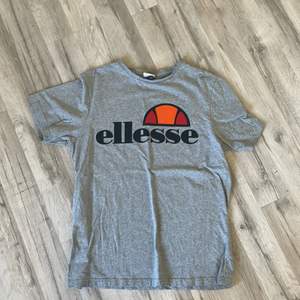 Säljer grå ellesse t-shirt