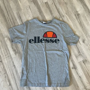 Grå ellesse t-shirt - Säljer grå ellesse t-shirt
