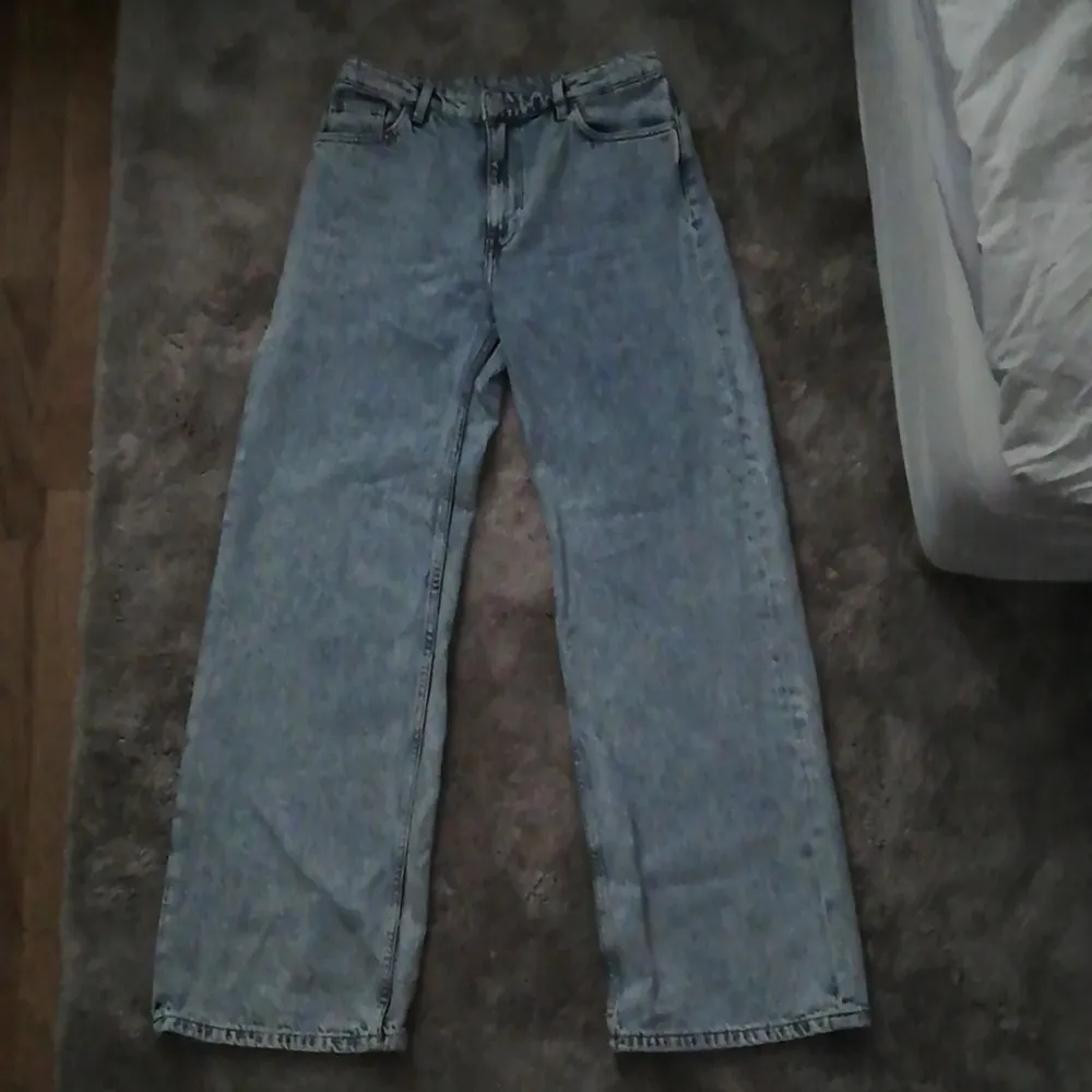 Den är i bra skick! Köpte byxorna för 3 månader sen men inte min stil längre. De passar bra runt midjan och blir tajtare när man sitter ner. (rumpan ser bra ut) . Jeans & Byxor.