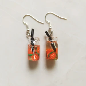 Örhängen - Fruktdrink Jordgubb - Nya oanvända nickelsäkra örhängen. Berlock i glas. Handgjorda i Sverige. Höjd ca 20mm. Levereras i förseglad förpackning.