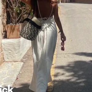 Världens finaste sommarklänning 💘 - Funderar nu på att sälja min älskade favvo sommarklänning ifrån BikBok, säljs vid bra bud 💘Likadan som på bilderna fast SVART❤️‍🩹