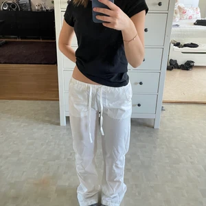 Super snygga vita byxor - Säljer dessa supersnygga lågmidjade vita byxorna då de tyvärr var lite för små för min smak🥰💗  har även exakt likadana i både grå och svart så skriv om ni är intresserade!!!❤️🤩 ber om ursäkt för smutsig spegel😅.  🔴 De svarta är nu till salu under en egen annons🔴