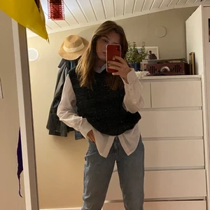 Start stickad väst🖤 - En svart väst från märker ”MARCELLO” i storlek L. Den sitter oversized på mig som i vanliga fall har xs/s 🫶🏼