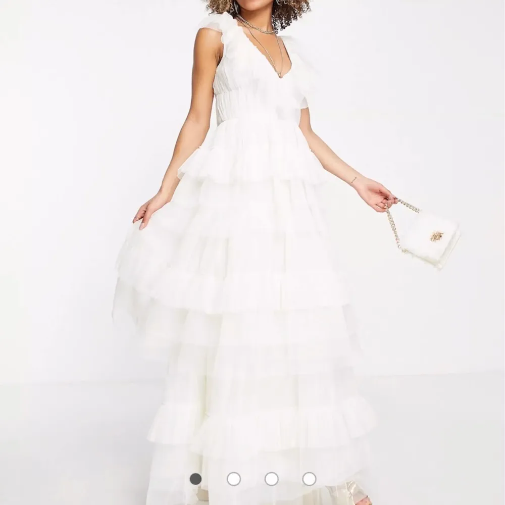 En helt oanvänd prinsseslik klänning från lace & beads i storlek 38, exempelvis perfekt inför balen. Tyvärr för stor för mig! . Klänningar.