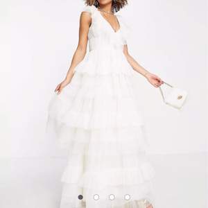 En helt oanvänd prinsseslik klänning från lace & beads i storlek 38, exempelvis perfekt inför balen. Tyvärr för stor för mig! 