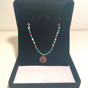 Halsband/ Chocker - Fint halsband/ Choker till sommaren 🧡💙 Längden kan variera mellan 30 och 38 cm. 