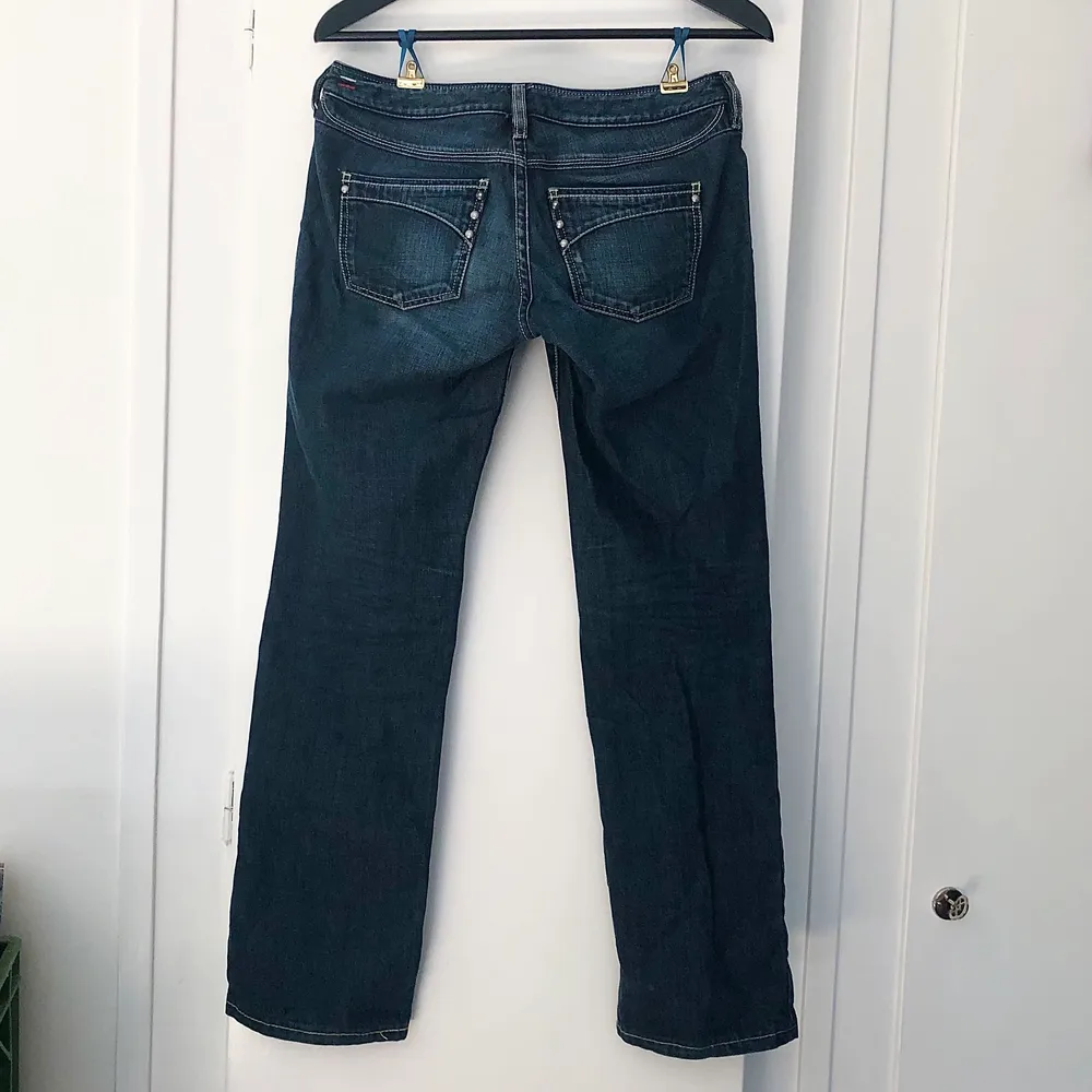 Fina dieseljeans som tyvärr är för små för mig, köpta på sellpy från början och har använts ett antal gånger men är fortfarande i fint skick! ❤️ Återkommer med fraktkostnad! ❤️ Midjemått: 84 cm, Innerbenslängd: 77 cm, Mått från skrev till linning: 18 cm . Jeans & Byxor.