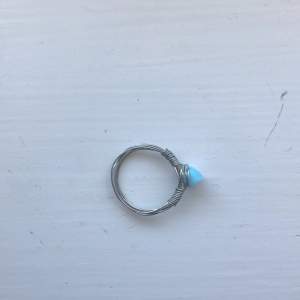 En somrig och fin ring med blå sten. Den är handgjord! Frakten ingår i priset! Jag kan ändra till guld och ändra storlek ifall man vill det!