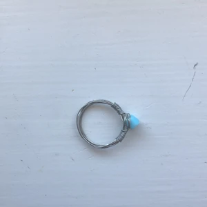 Ring med blå sten  - En somrig och fin ring med blå sten. Den är handgjord! Frakten ingår i priset! Jag kan ändra till guld och ändra storlek ifall man vill det!