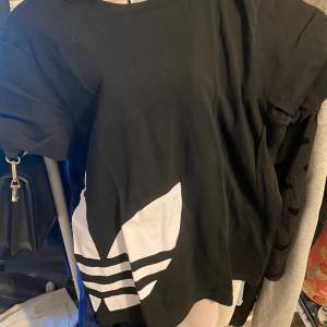 Adidas tshirt, sparsamt använd<3 Köpt på barnavdelningen därav barnstorlek men den är som en 34 typ