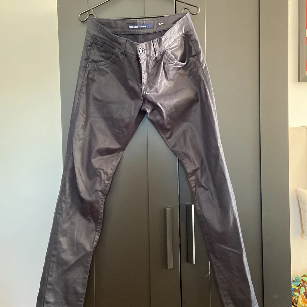 Low waisted byxor från Miss Sixty med storlek 29 I midjan. De är typ mörk blåa och är ganska mjuka i materialet. Skriv vid fler frågor och funderingar ✨ frakt tillkommer . Jeans & Byxor.