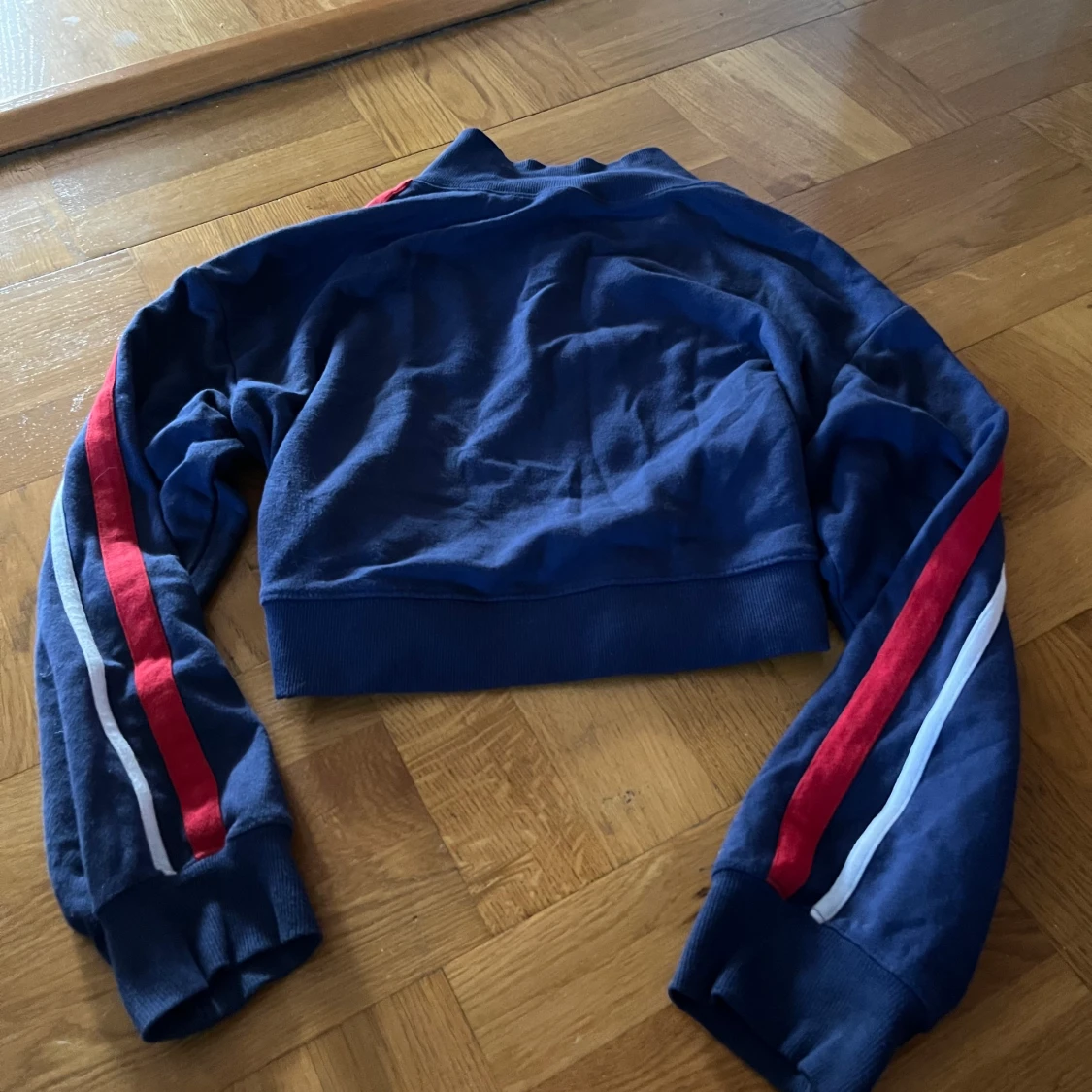 Mörkblå sweatshirt med ränder på armarna - 90