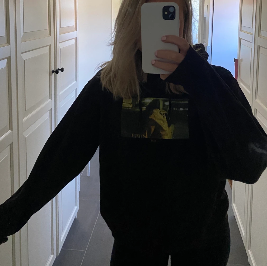 Svart hoodie med coolt tryck - 90