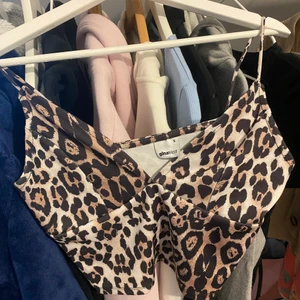 Leopard linne - Fint linne från Gina tricot, typ aldrig använt tyvärr och  är därför fortfarande i väldigt fint skick<3