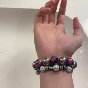 Sommar armband  - Dessa fina armband säljer jag då jag aldrig har användning för dem. Sitter bra och är i jätte bra skick! Är även stretchiga 