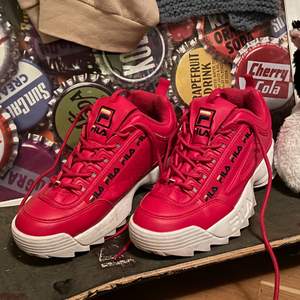 Ett par röda Fila skor vilka är sparsamt använda i fint skick. Storleken är relativt liten, jag var tvungen att gå upp en när jag köpte dem, hade då 39 i skor. För fler bilder och/eller mått är det bara att komma privat. Priset är exklusive fraktkostnaden och jag samfraktar gärna :)