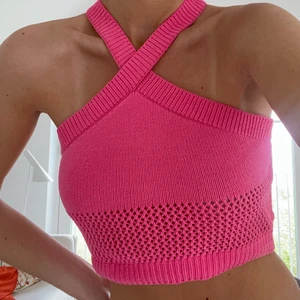 Virkad topp💗💗 - Säljer denna supersöta virkade toppen från Zara i storlek S. Aldrig använd. Fin rosa färg till sommaren💗 ENDAST bud i kommentarerna, går även att köpa direkt vid bra pris och snabb affär🌸 frakt tillkommer på 66kr.