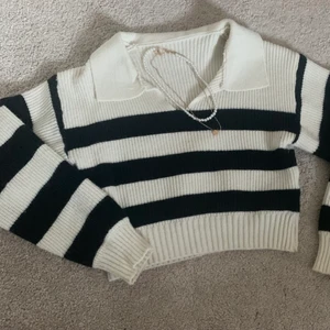 randig stickad tröja - superfin tröja från shein som jag använt endast några få gånger. inga skador eller fläckar, helt som ny. tycker kvaliteten och materialet är jättebra för att komma från shein!