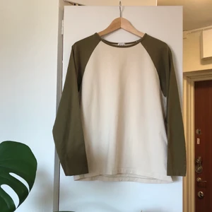 Långärmad tröja - Jättefin långärmad tröja, vit/beige mitt och mörkgröna armar + krage. Mjuk o väldigt fin på!! Står ej storlek men skulle tippa M. Äkta sk8er shirt