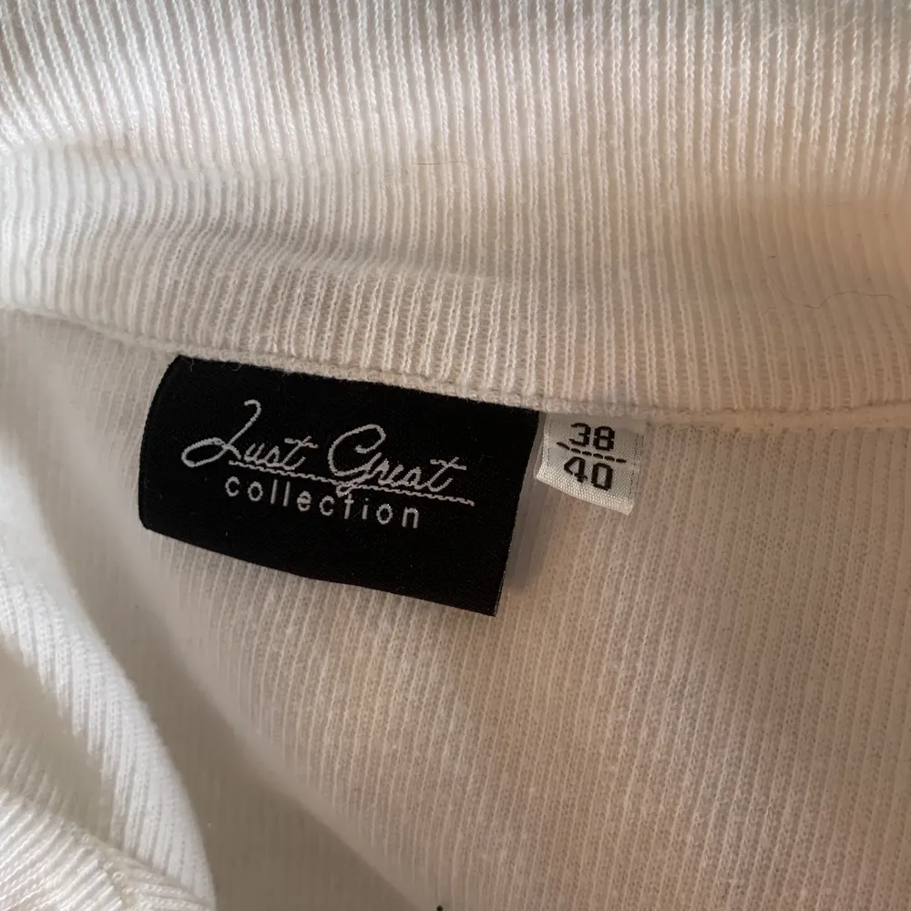 Ribbad croppad vit tröja från Just Guat collection i storlek 38-40.. Tröjor & Koftor.
