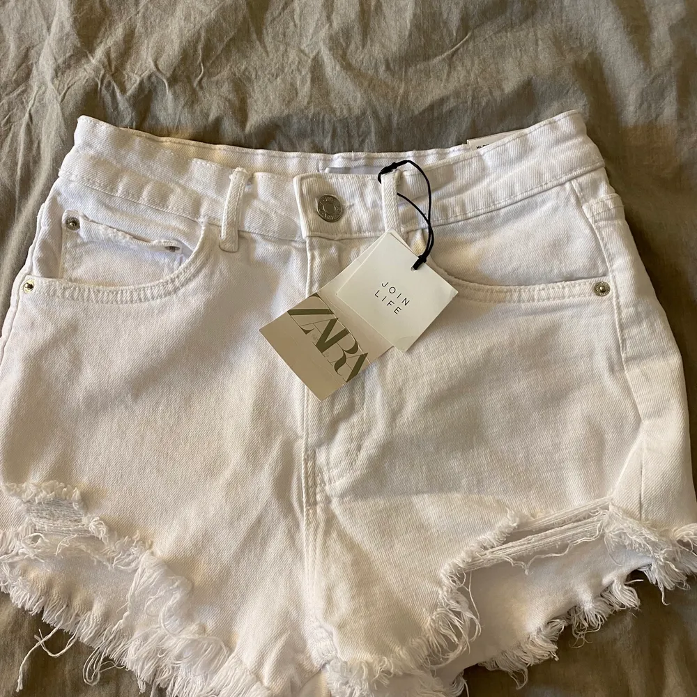 Hej, säljer nu dessa helt oanvända shorts från Zara i stolek 36, då de aldrig kommer till användning. Prislappen kvar. Köparen står för frakten på 66kr 🫶🏽. Shorts.