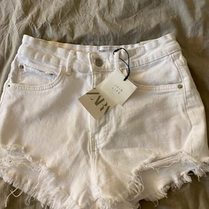Vita shorts från Zara - Hej, säljer nu dessa helt oanvända shorts från Zara i stolek 36, då de aldrig kommer till användning. Prislappen kvar. Köparen står för frakten på 66kr 🫶🏽