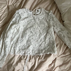 Topp - En supersöt spetstopp med snörning i ryggen. Säljer då den inte kommer till någon användning. Skriv för fler bilder🌷🌷🌷 köparen står för frakt, priset kan diskuteras