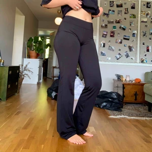 Träningstights - Träningstights, litet hål mellan benen. Storleken är lite oklar men mina mått är: full längd 180cm, midja 76cm, höfter 100cm och insida ben 85cm. Priset+frakt