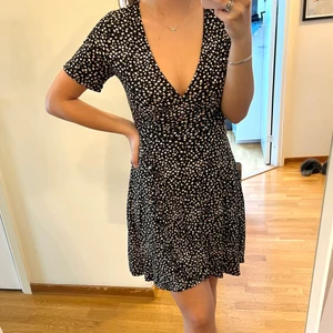 Söt klänning från Pull&Bear - Supersöt klänning från Pull&Bear! Otroligt skönt material och sitter väldigt fint på🤍 Bra skick på den! Använd 1 gång endast!