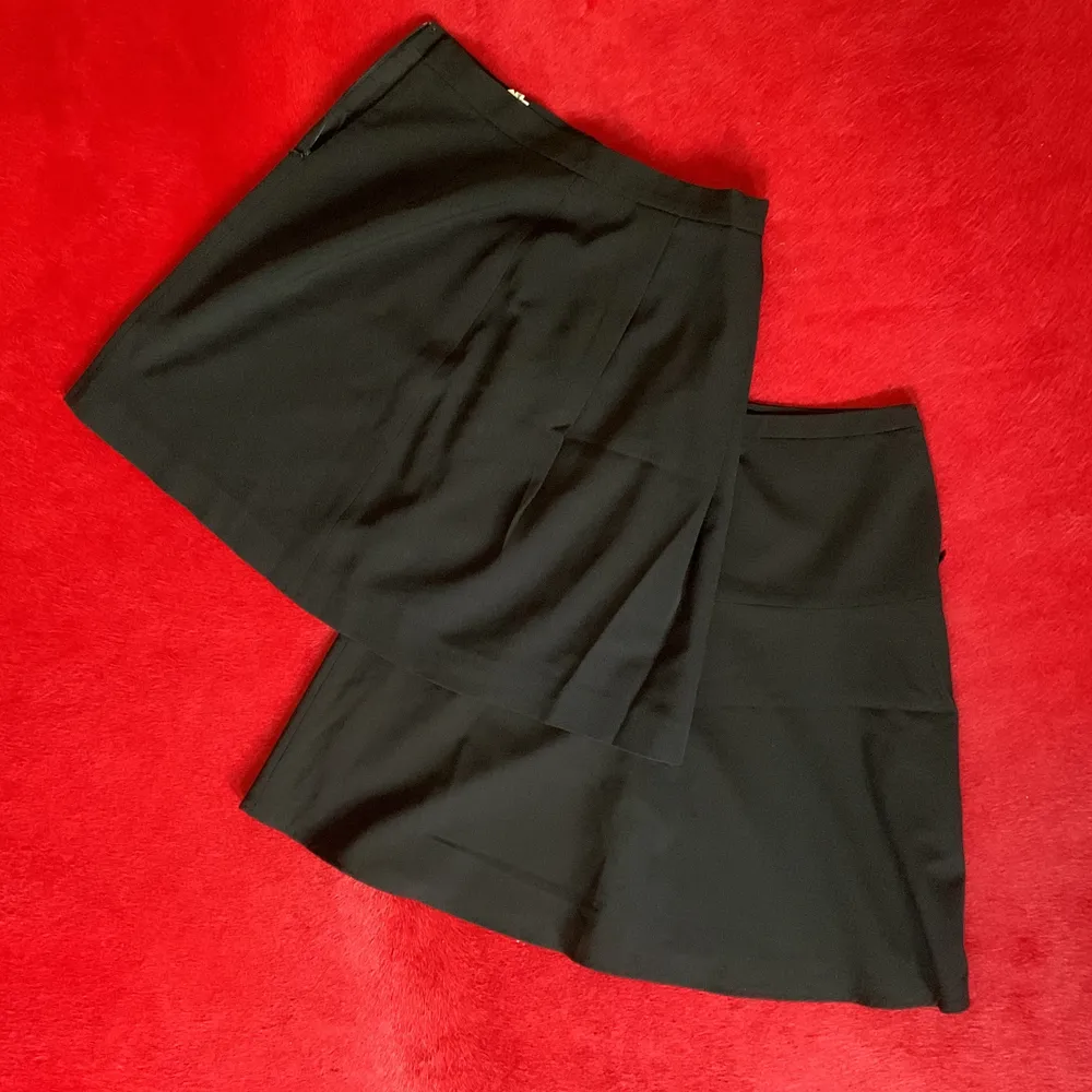 Black skirts from Calvin Klein and Anna Klein that are very simple and elegant for any occasion. US6 size. Kjolar.