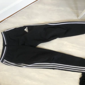 Adidasbyxor - Ett par svarta adidasbyxor i storlek 38. Frakt tillkommer📦