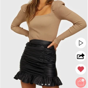 Svart skinn kjol  - Svart fake skinn kjol ifrån nelly. Storlek 36, säljer pga för stor. Aldrig använd