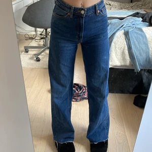 Monki jeans - Dessa köptes för 1 år sedan och har inte använts mycket eftersom jag tyckte att dom inte passade mig 💜 nypris: 400kr 💗 jag är 158cm