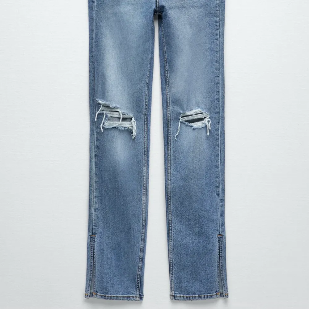 Blå jeans från Zara med split nere aldrig använda endast testade storlek 36. Jeans & Byxor.