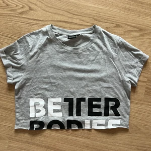 Better Bodies tshirt - Croppad tshirt från Better Bodies, stl M