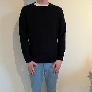 Dressman. Storlek L. Sweatshirt  - Svart sweatshirt från dressman. Köpt för två år sedan men i väldigt bra skick. Inga fläckar eller skador och är väldigt bra i pass formen. Den är något tunnare och kan vara smått genomskinlig i visst ljus. Väldigt skön. 