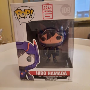 Hiro Hamada Pop - Hiro Hamada från Big Hero 6. Lådan har tidigare öppnats och klistret på fönstret är från en prislapp, skriv om du vill se fler detaljer. Kan hämtas i Stockholm :)