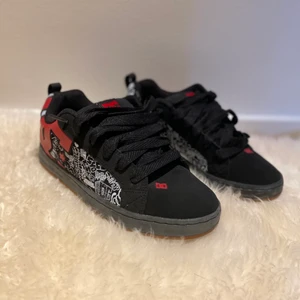 DC shoes - Super coola skor från DC shoes stolek 42 modell Court Graffik. Köpta i USA för några år sedan men aldrig kommit till användning.