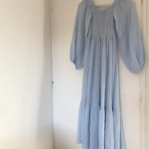 Klänning - Superduperfin lång blå härlig klänning. Perfekt nu till sommaren! Så vackert tyg, själv tycker jag jättemycket om den men den är för liten. Strolek xs. Säg till om ni har några frågor!❤️❤️🥰🌞.                            (Har en svag fläck på den stretchiga delen på framsidan, men inte något som märks tydligt)