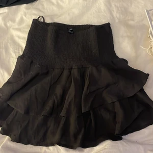 Kjol  - Säljer min supersnygga kjol från shein i stl S, säljer då jag har en annan liknande och inte denna används. Säljer för 80kr+frakt💓💓