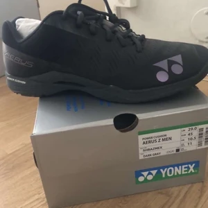 Träningsskor oanvända 💪🏽 - Svarta träningsskor med lila detaljer. Aerus i  strlk 45. Priset kan sänkas vid snabb affär.   