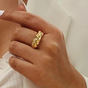 Guld ring - Säljer min guldiga ring. Använd en gång och är i jättefint skick💞