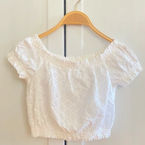 Söt, somrig topp - Säljer denna fina vita topp från HM. Fint skick! Perfekt till sommaren.