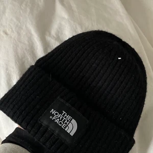 Mössa - Säljer denna äkta the north face mössa som sitter ganska tajt och är väldigt varm till vintern, den är i nyskick då jag aldrig använt den bara provat,❤️