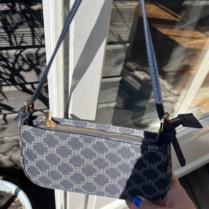 Väska - Säljer en fin handväska från H&M pga att jag inte använder den längre, fint skick! Pris kan diskuteras