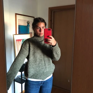 Stickad tröja - Mörkgrön stickad tröja från H&M, är i mycket bra skick och är nästan aldrig använd